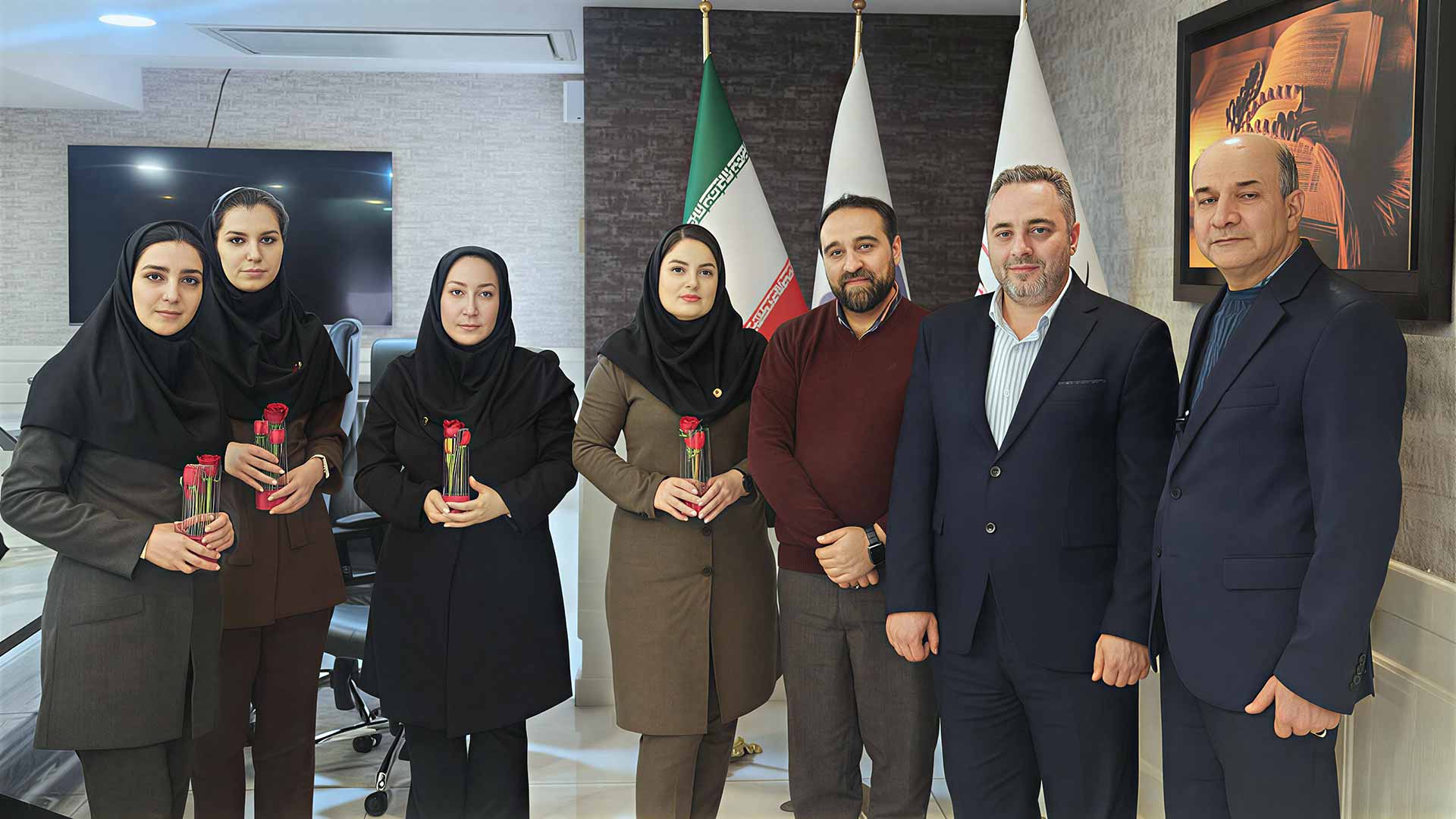 تجلیل از بانوان شاغل در گروه داده‌پردازی پارسیان به مناسبت ولادت حضرت فاطمه زهرا (س) و روز زن