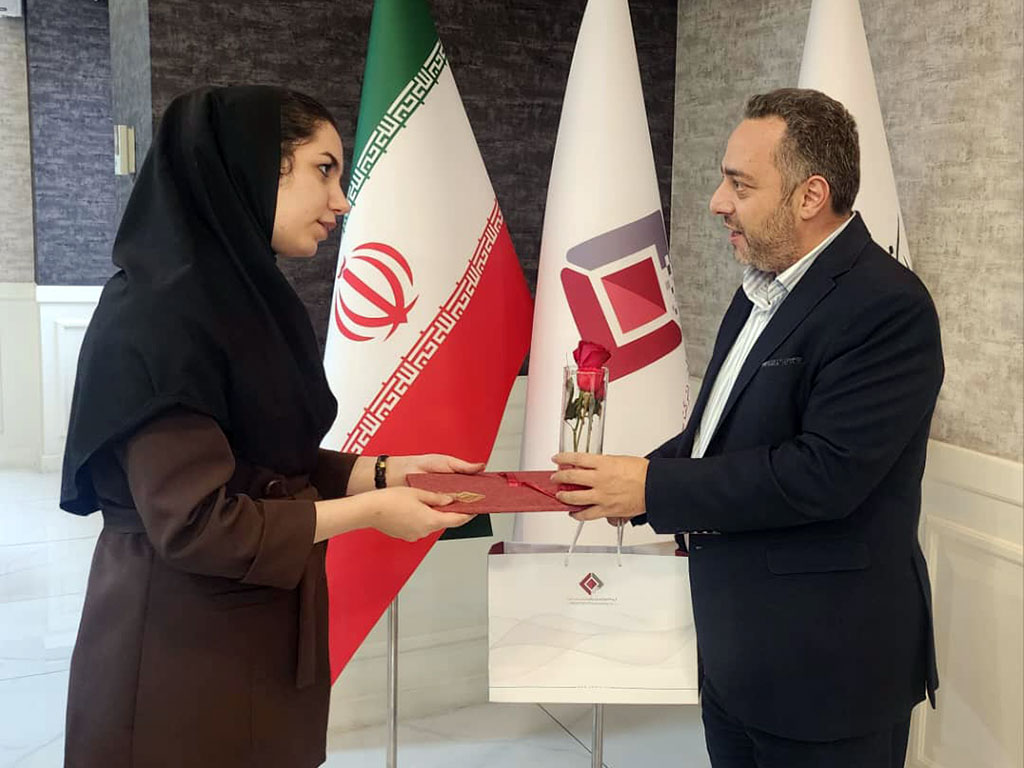 تجلیل از بانوان شاغل در گروه داده‌پردازی پارسیان به مناسبت ولادت حضرت فاطمه زهرا (س) و روز زن