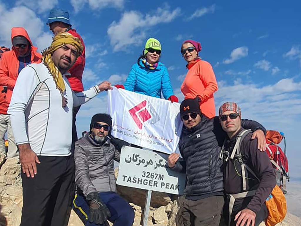صعود موفق تیم کوهنوردی گرو ه داده پردازی پارسیان به قله تشگر؛ بام استان هرمزگان