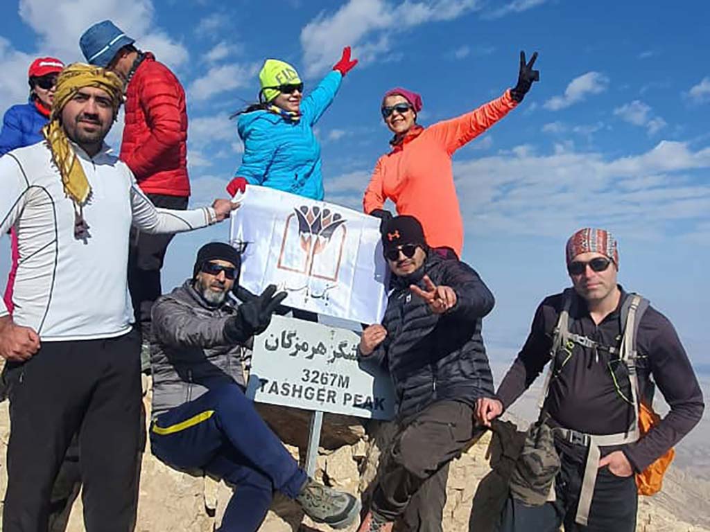 صعود موفق تیم کوهنوردی گرو ه داده پردازی پارسیان به قله تشگر؛ بام استان هرمزگان
