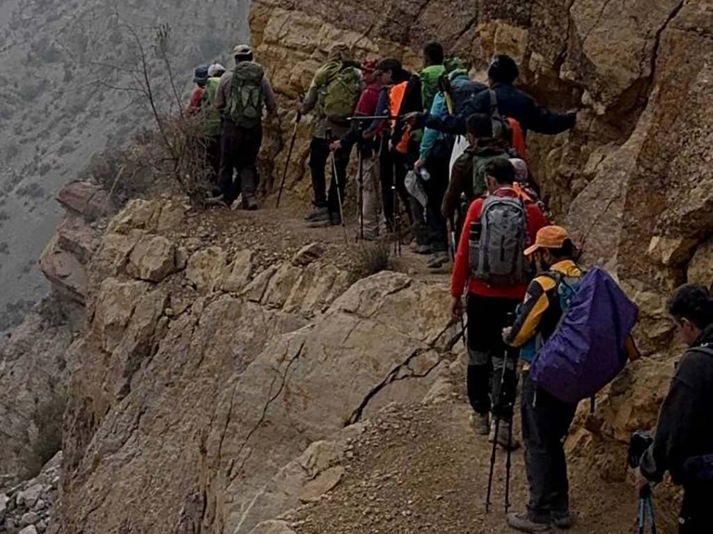 صعود موفق تیم کوهنوردی گرو ه داده پردازی پارسیان به قله تشگر؛ بام استان هرمزگان