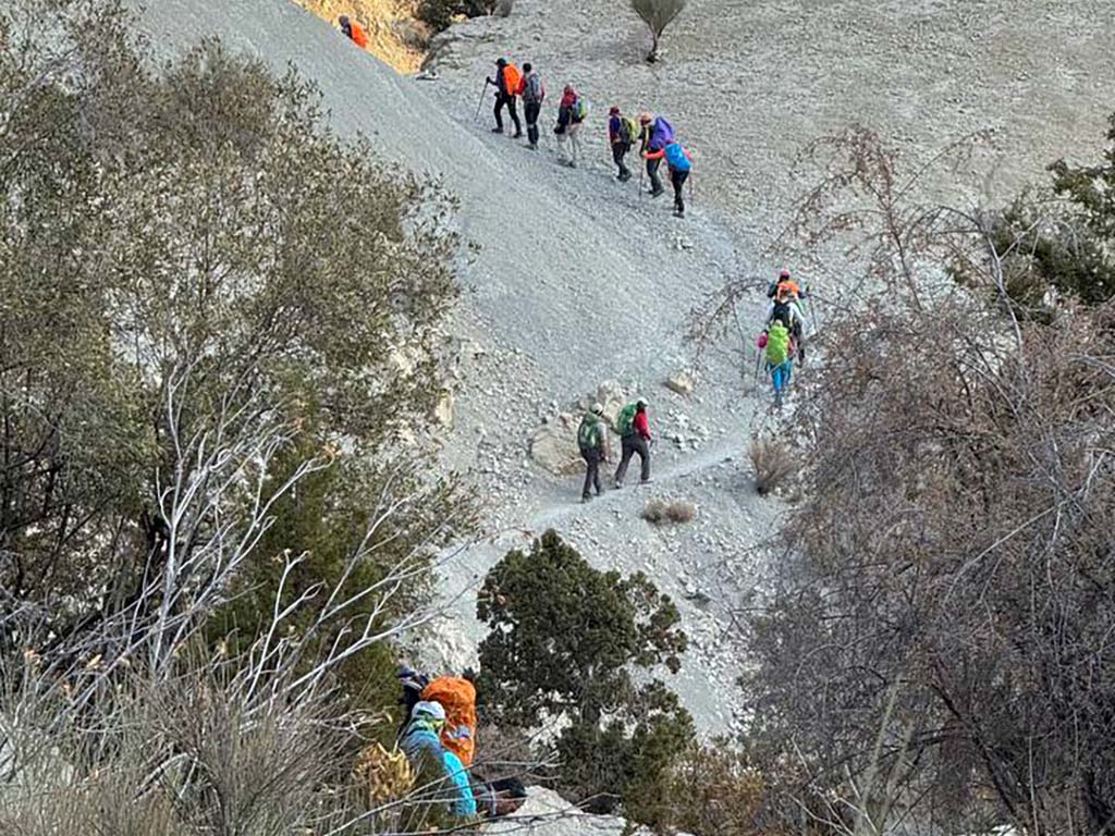 صعود موفق تیم کوهنوردی گرو ه داده پردازی پارسیان به قله تشگر؛ بام استان هرمزگان
