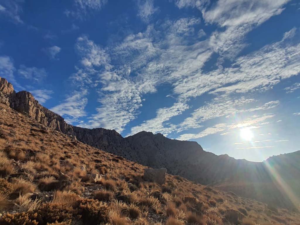 صعود موفق تیم کوهنوردی گرو ه داده پردازی پارسیان به قله تشگر؛ بام استان هرمزگان