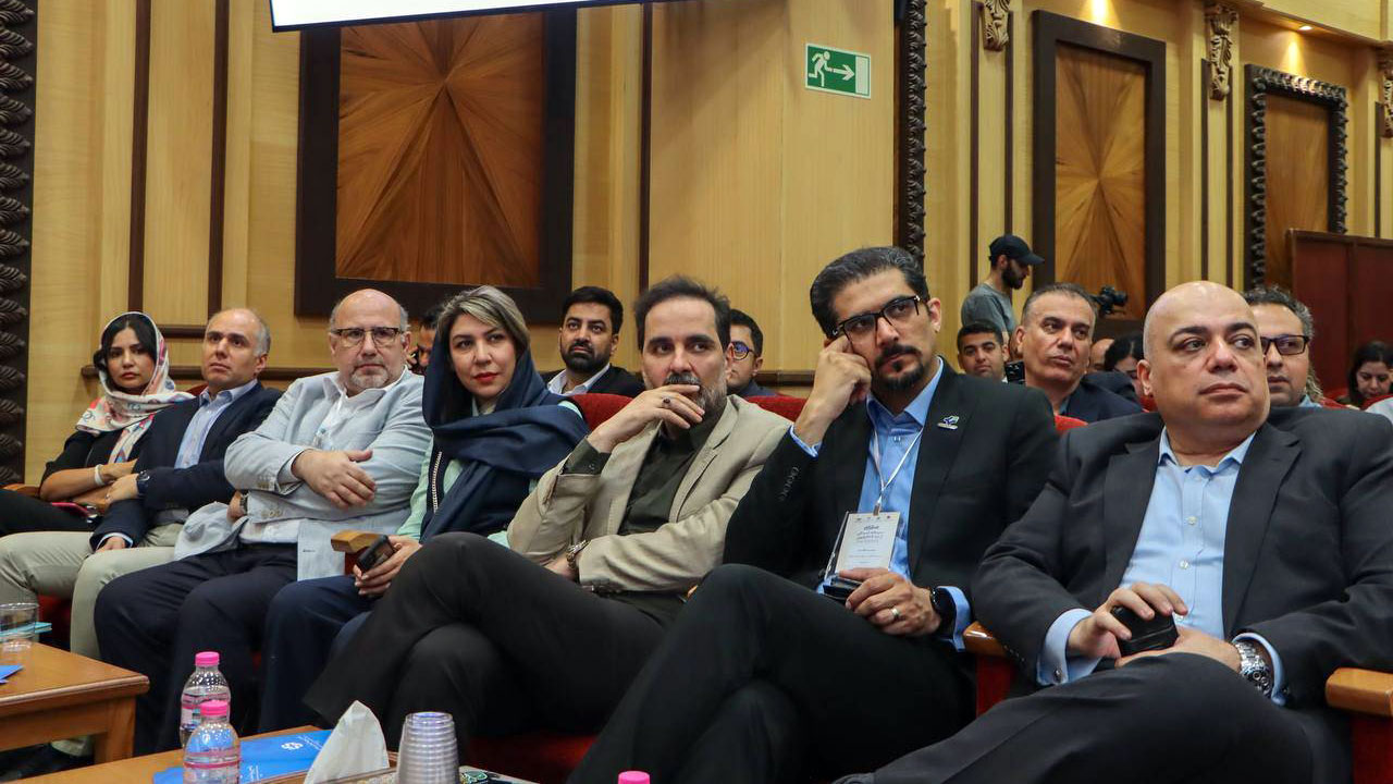 حضور نمایندگان گروه داده پردازی پارسیان در همایش "سرمایه انسانی از درد تا دگرگونی"