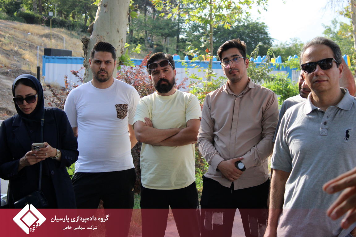 دورهمی پر انرژی همکاران در دریاچه آزادی