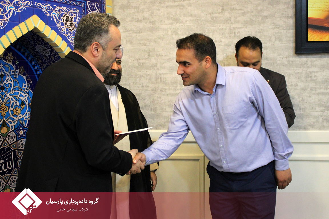 تجلیل از برگزیدگان مسابقه کتابخوانی در گروه داده‌پردازی پارسیان همزمان با عید میلاد نبی اکرم (ص)